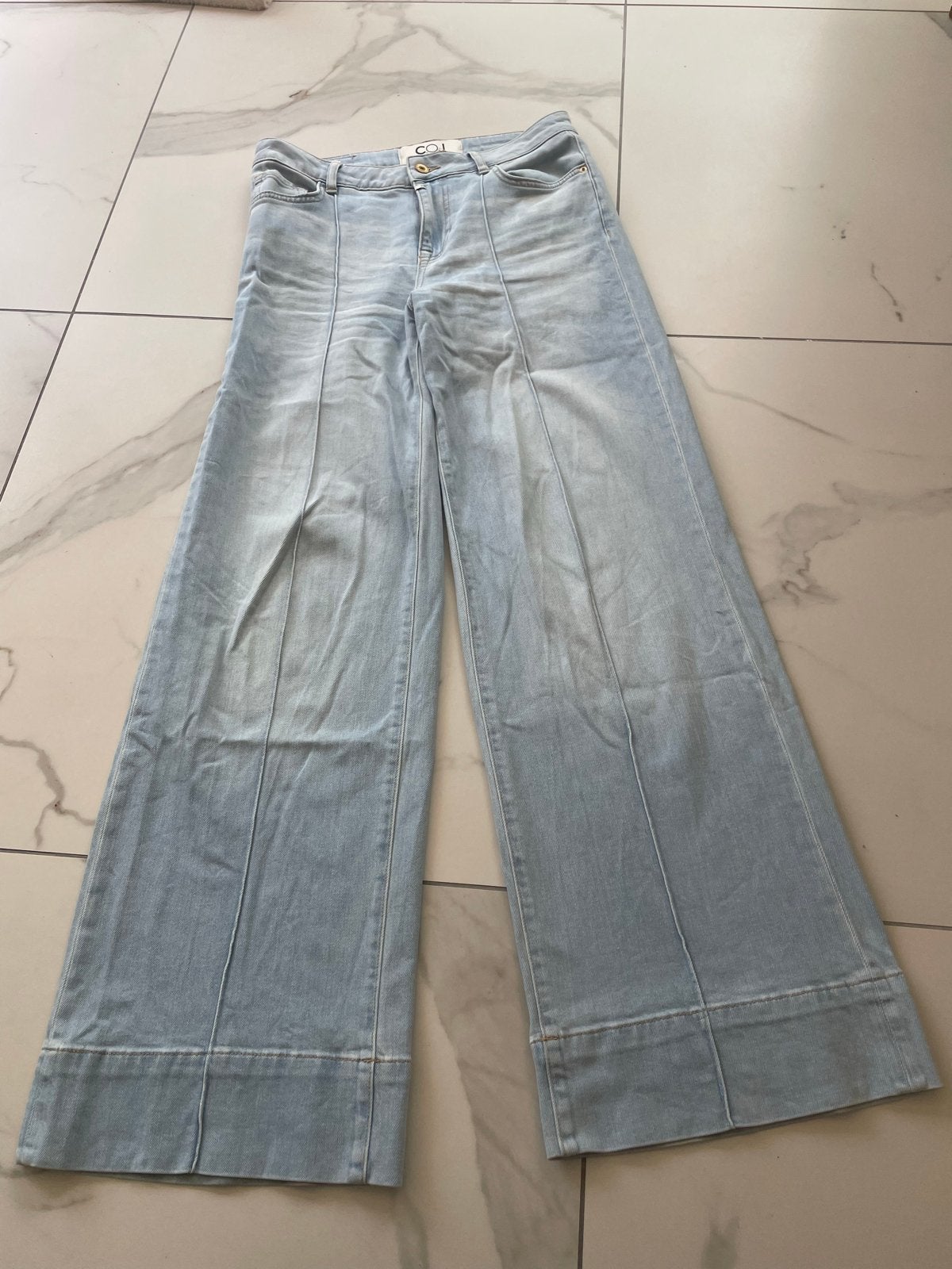 Mooie lichtblauwe wijde jeans met vouwlijn (W26 L32), Kleding | Dames, Ophalen of Verzenden, Zo goed als nieuw, Blauw, W27 (confectie 34) of kleiner