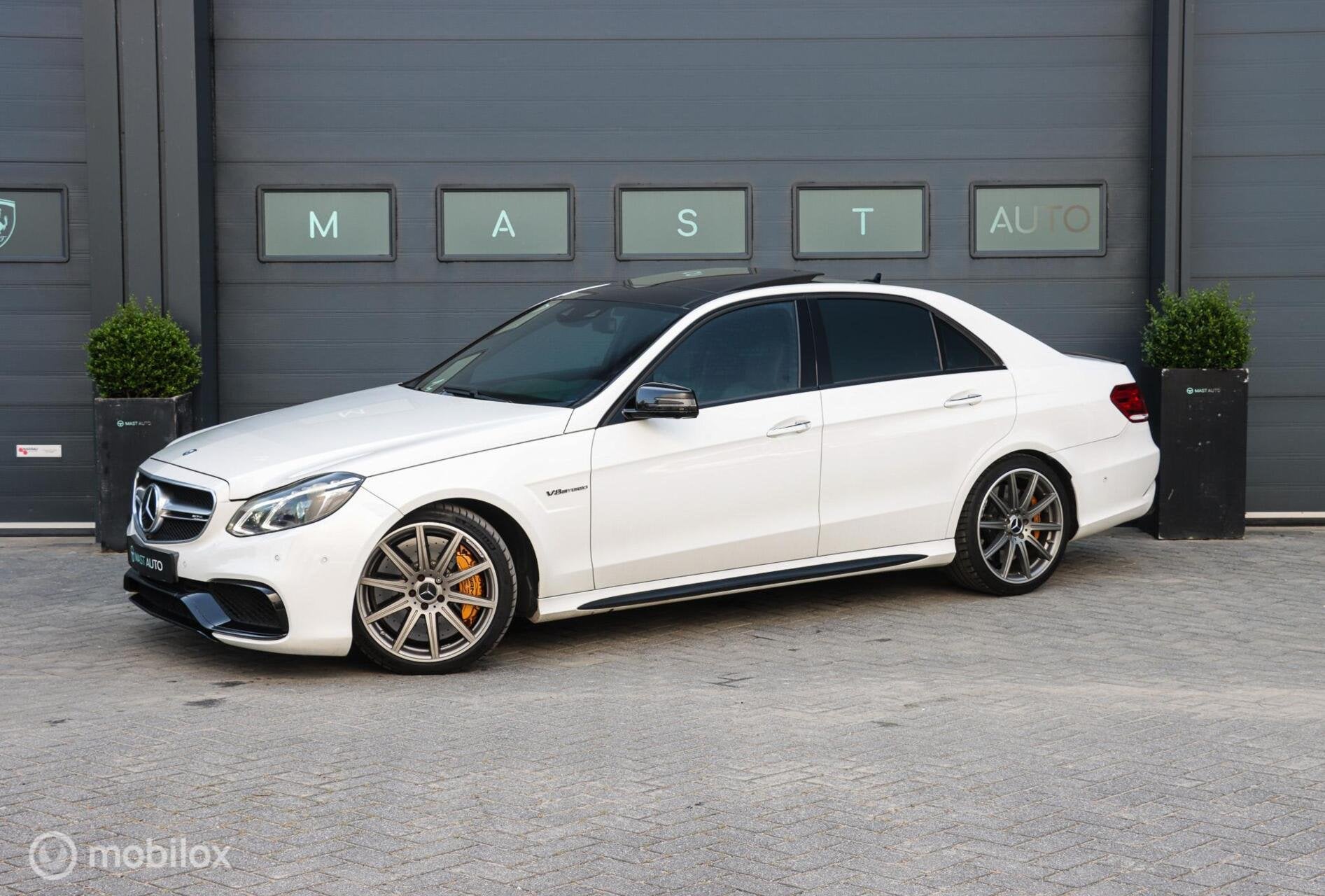 Mercedes E63 S AMG 4MATIC|KERAMISCH|PANO|CARBON|H&K AUDIO|DR, Auto's, Automaat, 5461 cc, Gebruikt, Wit