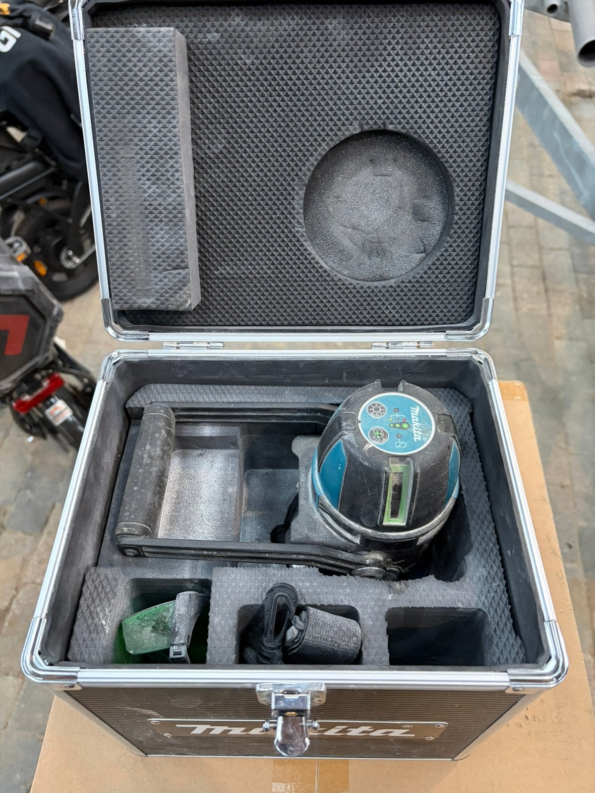 Makita laser, Ophalen, Zo goed als nieuw