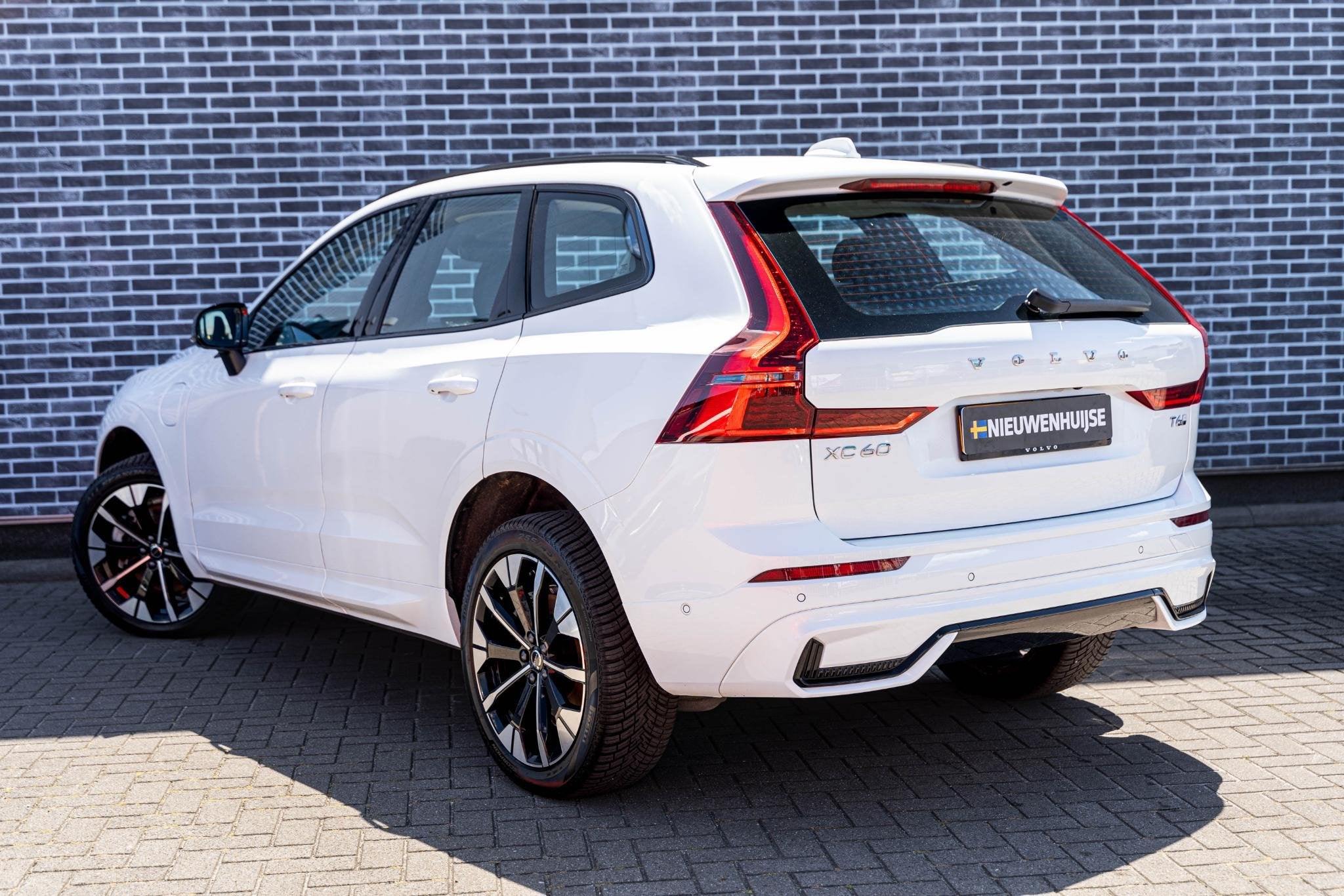 Volvo XC60 2.0 T6 Plug-in Hybrid AWD Ultra Dark | Facelift |, Gebruikt, Euro 6, 4 cilinders, 180 min