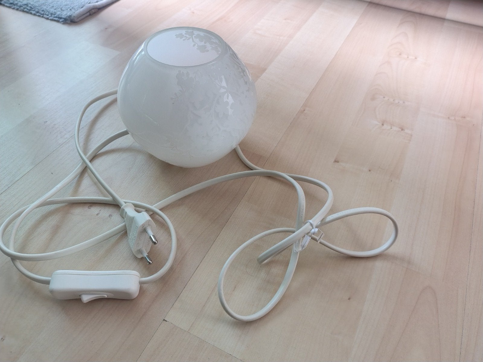 IKEA FADO Tafellamp - Wit Geëtst Glas met Bloemenpatroon, Huis en Inrichting, Gebruikt, Met schakelaar, E14 (klein), Wit