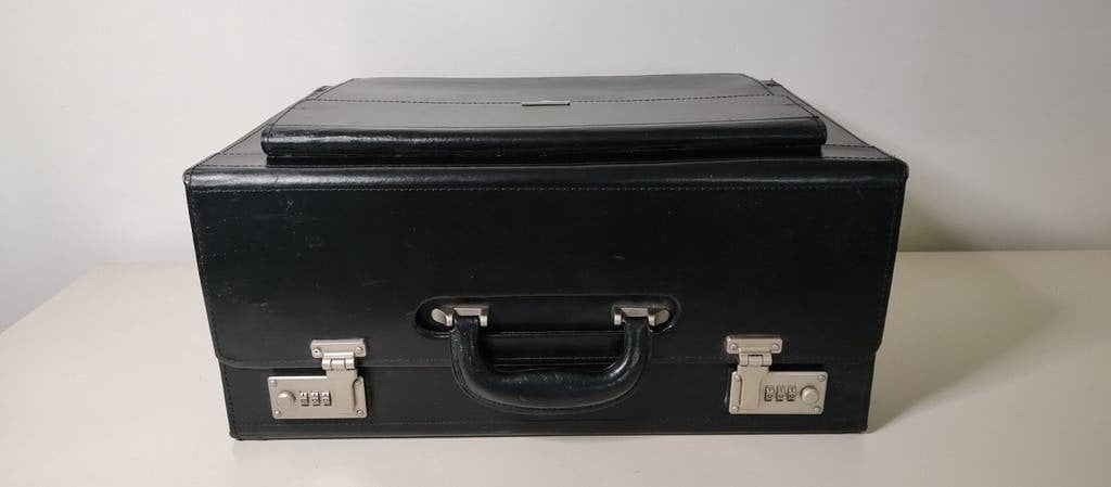 K555 Zwarte kunstlederen pilotenkoffer zeer fraai, Hard kunststof, Onbekend, Minder dan 50 cm, Ophalen of Verzenden