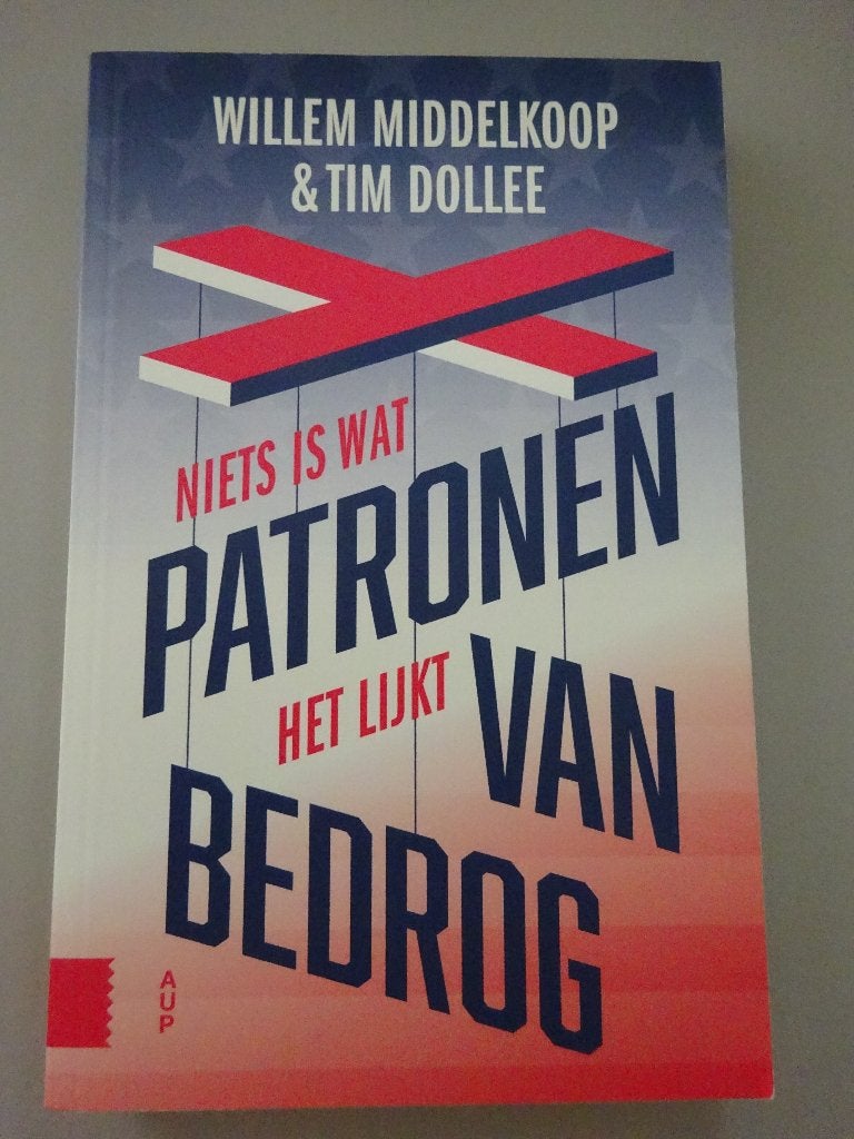 Patronen van bedrog - Willem Middelkoop & Tim Dollee, Ophalen of Verzenden, Zo goed als nieuw, Politiek en Staatkunde, Nederland