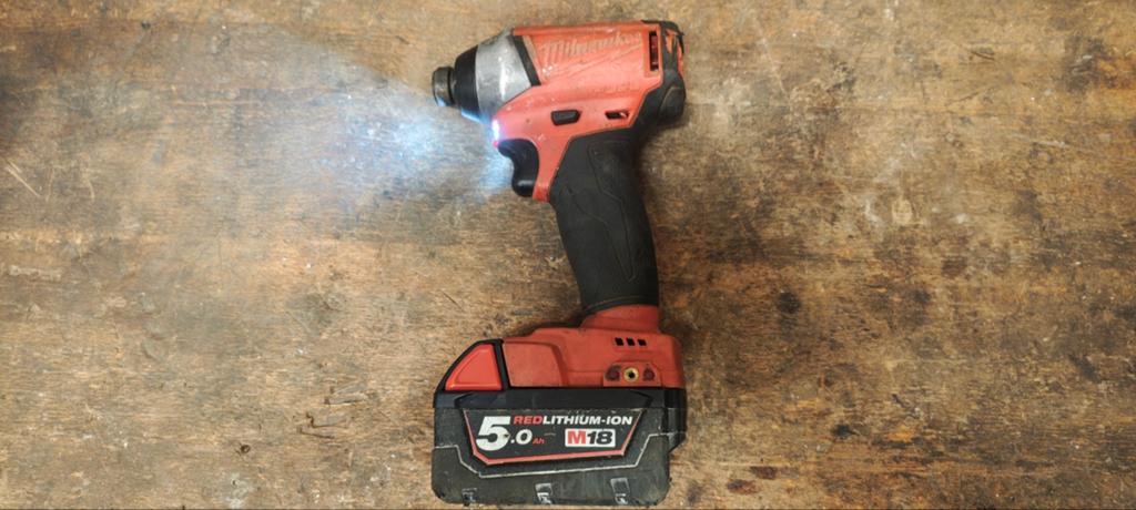 Milwaukee m18fid slag schroevendraaier, Ophalen of Verzenden, Gebruikt, Minder dan 400 watt, Boor- en Schroefmachine