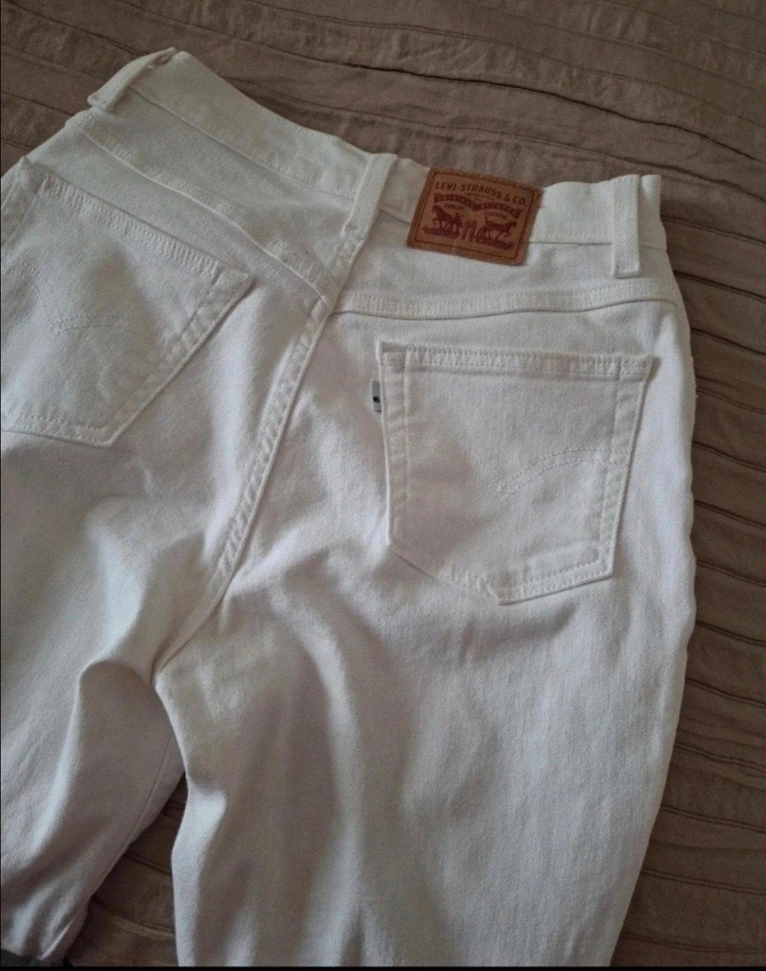 Nieuwe levi's spijkerbroek te klein helaas, Kleding | Dames, Ophalen of Verzenden, Nieuw, Blauw, W27 (confectie 34) of kleiner