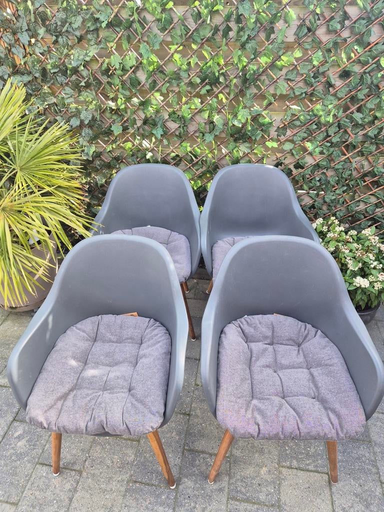 Set van 4 grijze kuipstoelen met houten poten, Ophalen