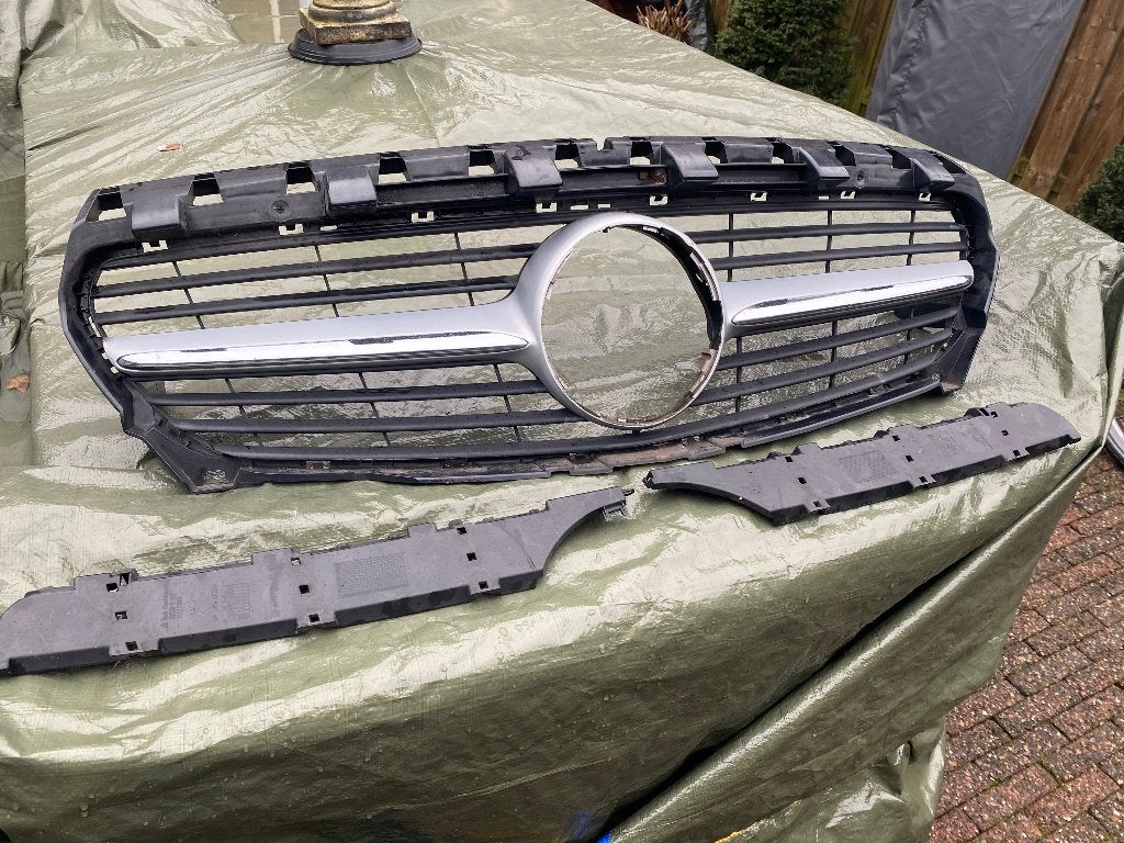 Mercedes CLA grill 2013/2019, Gebruikt, Voor, Mercedes-Benz, Ophalen of Verzenden