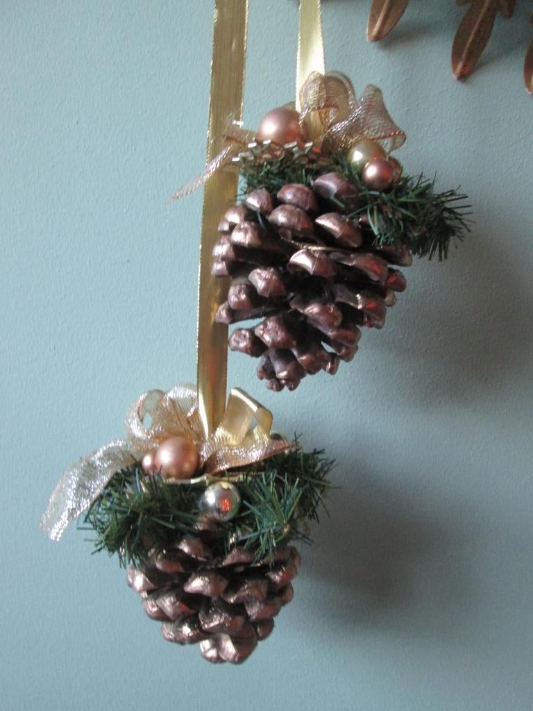 2 Kerst Hangers Goud Gedecoreerde Dennenappels, Ophalen of Verzenden, Nieuw