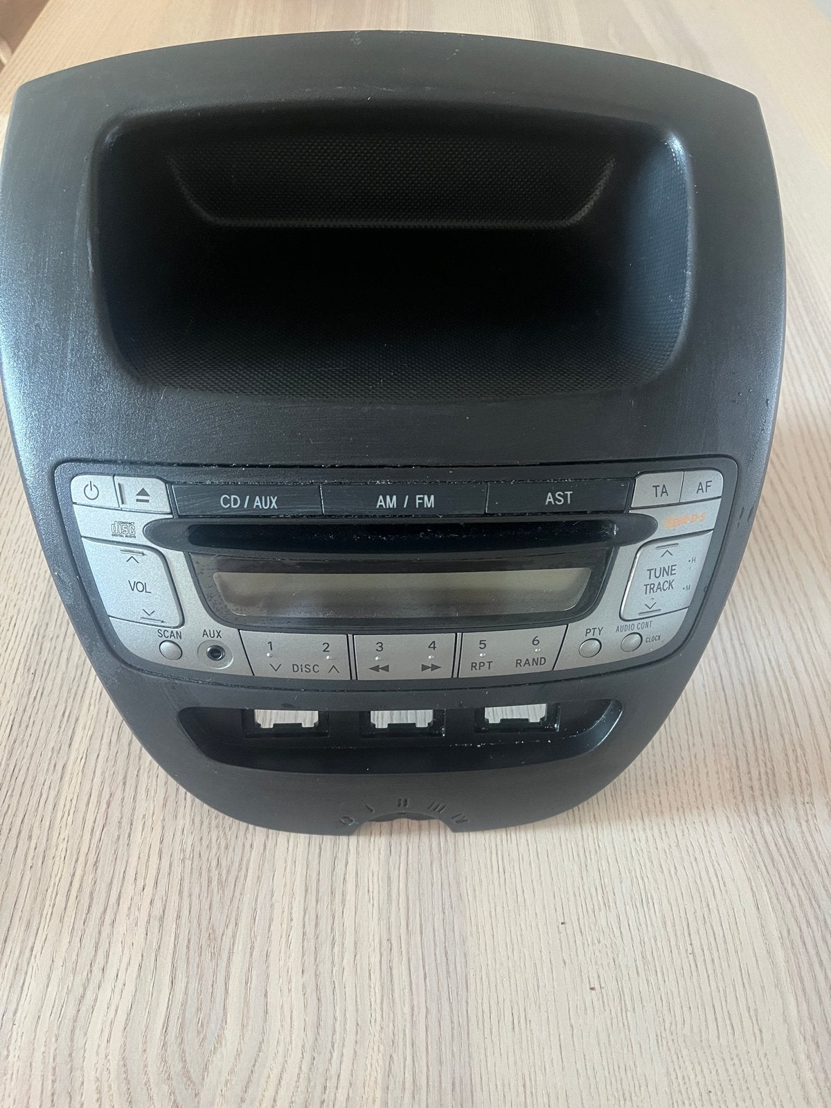 Toyota Aygo/Citroën C1/Peugeot 107 radio met houder, Auto diversen, Autoradio's, Ophalen of Verzenden, Gebruikt