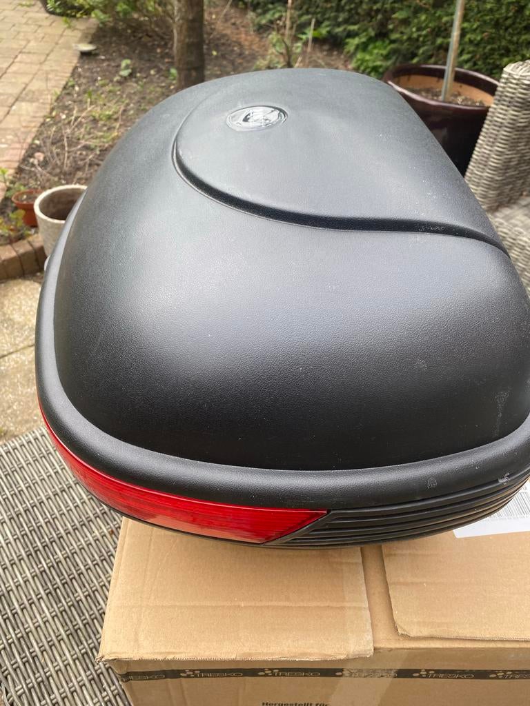 Scooter helm koffer - Ruime opbergruimte voor je helm, Motoren, Accessoires | Koffers en Tassen, Ophalen of Verzenden, Zo goed als nieuw