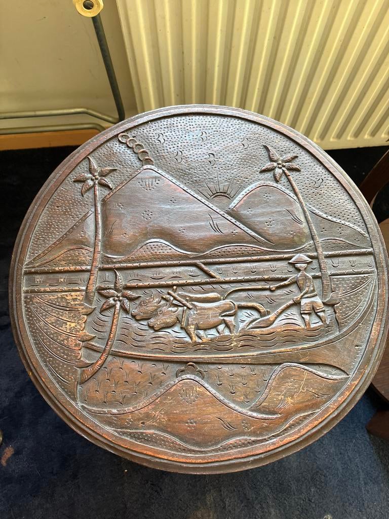 Unieke handgesneden houten bijzettafel met oosterse taferele, Minder dan 55 cm, Gebruikt, Rond, Hout