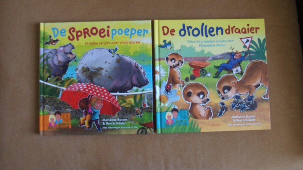 2x prentenboeken - De Sproeipoeper en de drollendraaier, Marianne Busser en Ron Schröder, Fictie algemeen, Ophalen of Verzenden