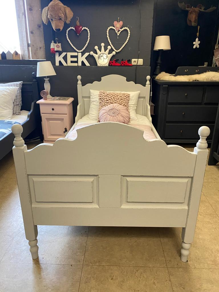 Brocante bed Eefke, Kinderen en Baby's, Kinderkamer | Bedden, Ophalen of Verzenden, Zo goed als nieuw, 180 cm of meer, 85 tot 100 cm