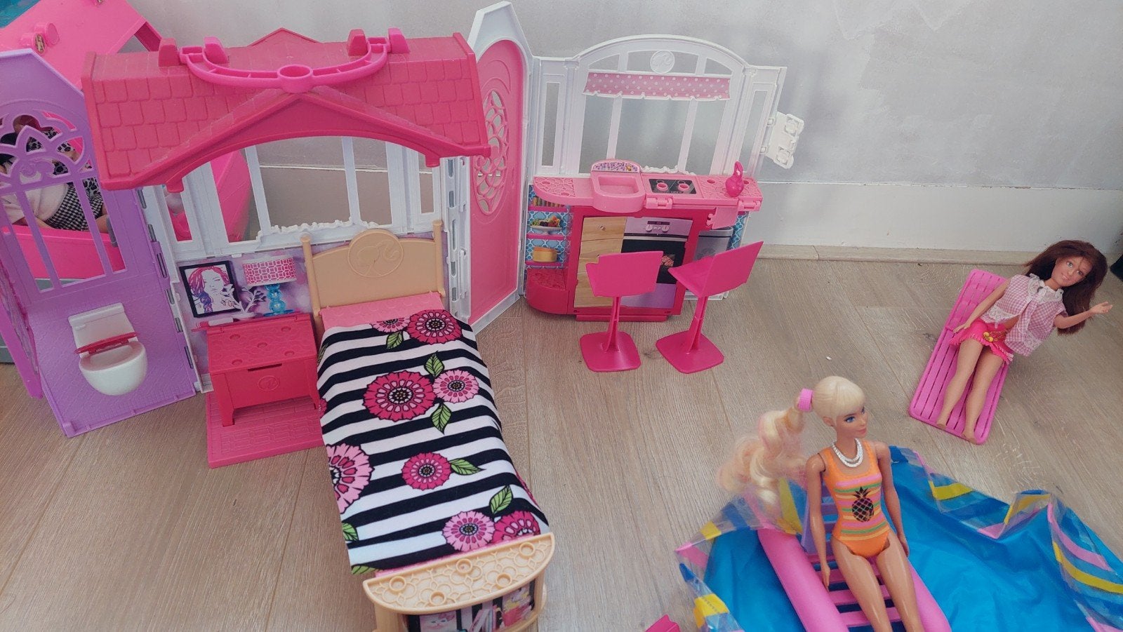 pakket Barbie, 2 huizen, zwembad, 7 barbie s, Ophalen of Verzenden, Gebruikt