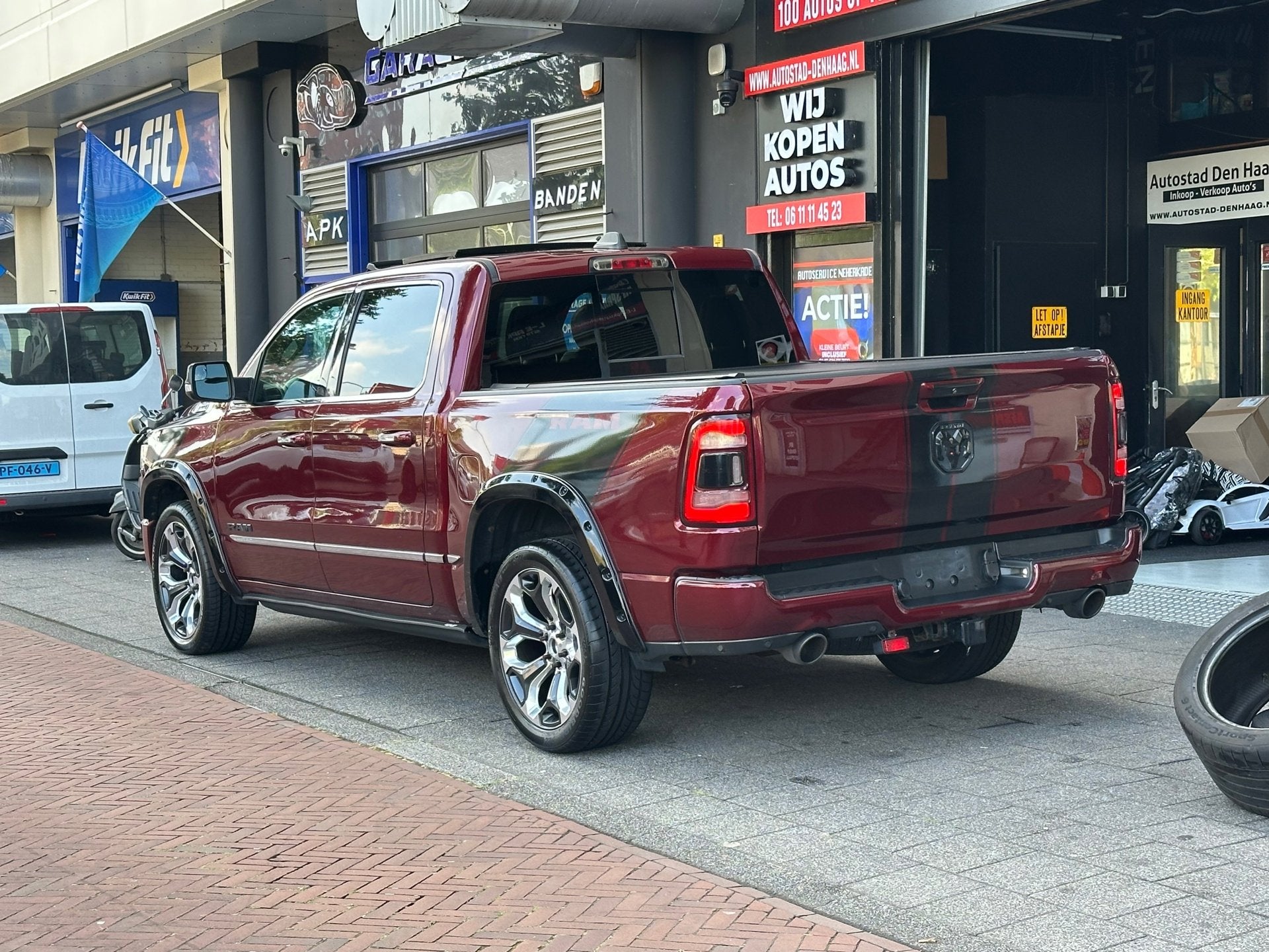 Dodge Ram 1500 5.7 V8 4x4 Crew Cab Limited Leer Pano, Auto's, Automaat, Gebruikt, 5654 cc, Lichtsensor