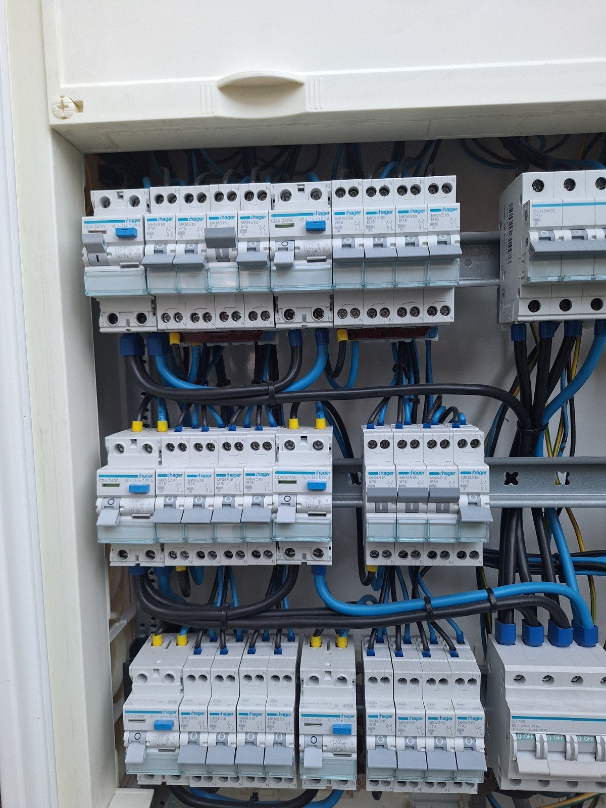 Professionele Hager Univers verdeelkast – compleet met autom