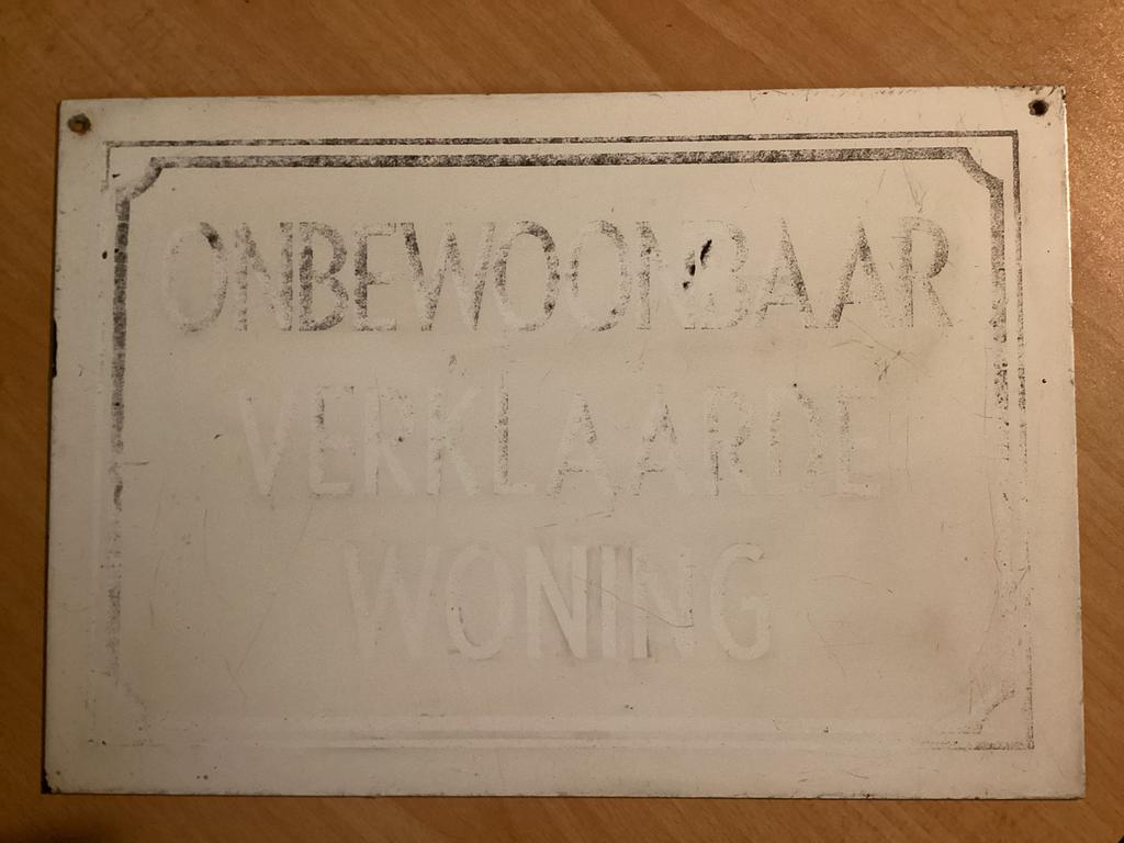 Vintge bord ONBEWOONBAAR VERKLAARDE WONING (geen rmaille), Ophalen of Verzenden, Zo goed als nieuw