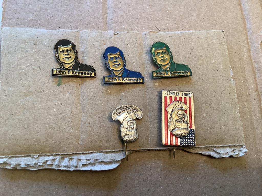 5 speldjes John F Kennedy, Verzamelen, Speldjes, Pins en Buttons, Ophalen of Verzenden, Gebruikt, Overige onderwerpen