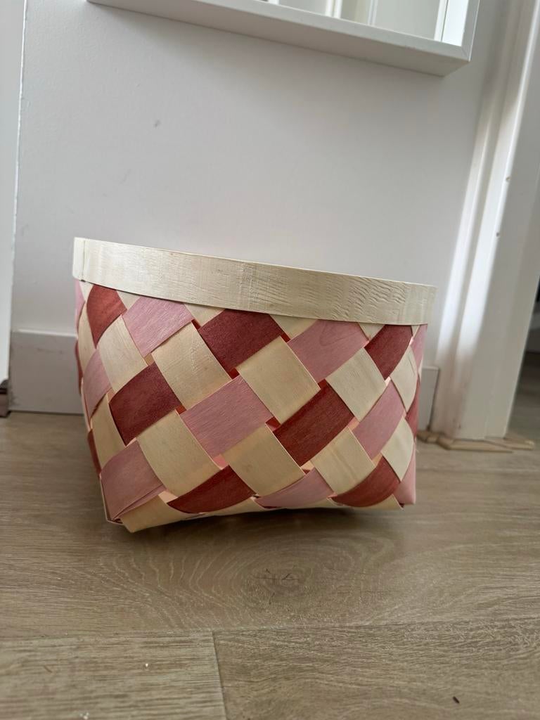 IKEA Mand - Roze/Rood gevlochten opbergmand, Huis en Inrichting, Woonaccessoires | Schalen en Manden, Zo goed als nieuw, Mand