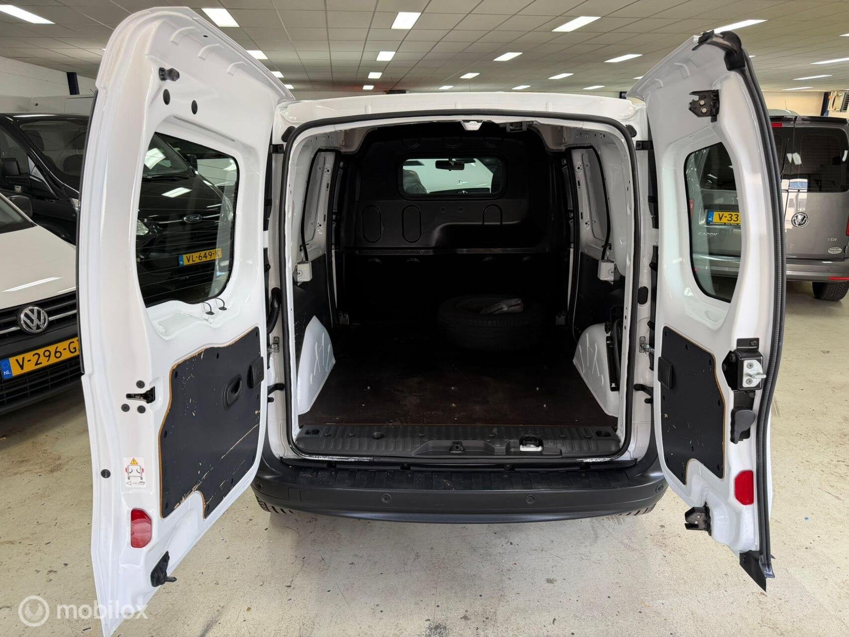 Foto 10 van Renault Kangoo 1.5 Blue dCi 2 Schuideuren Airco