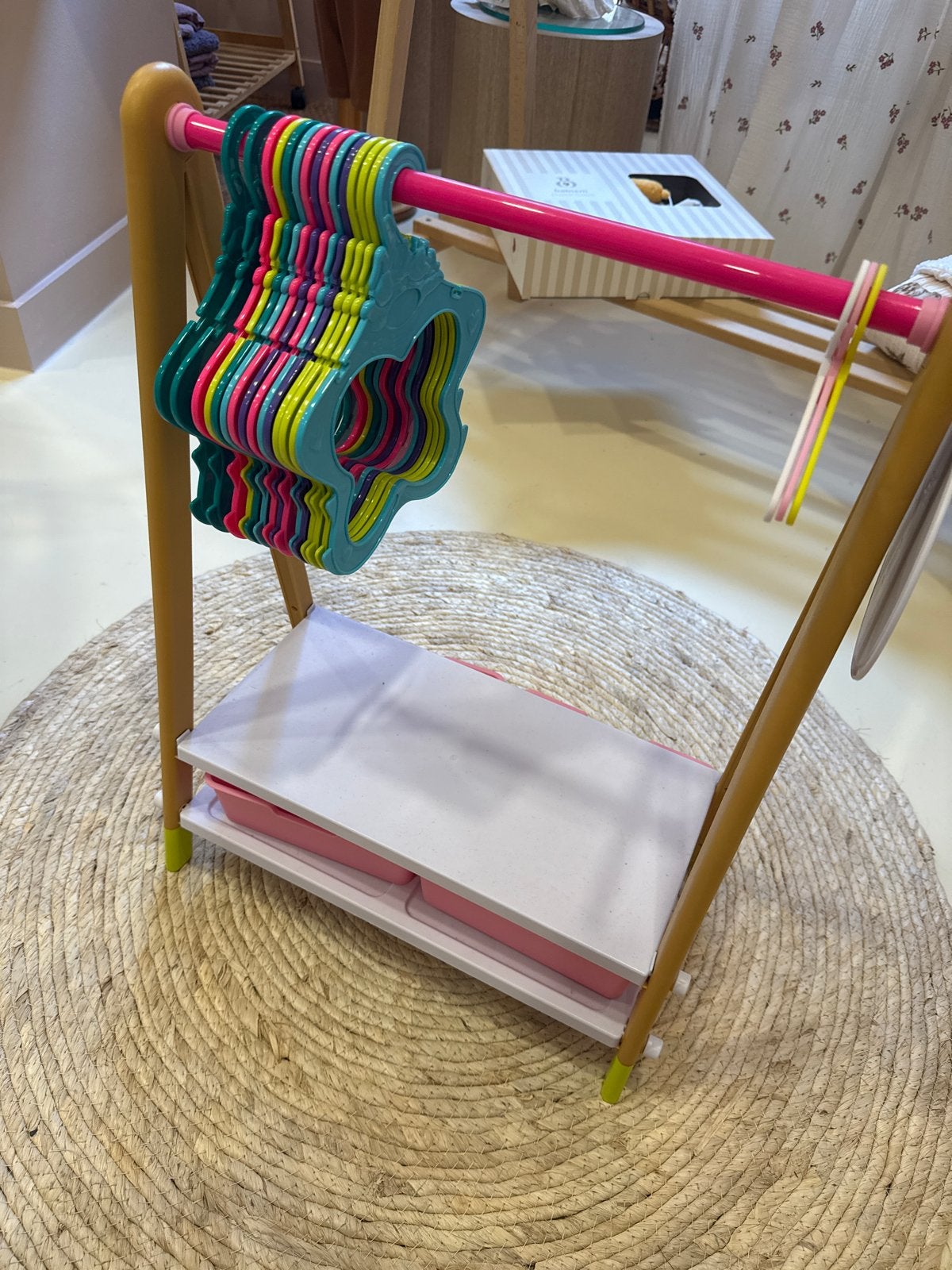 Kledingrek met hangers en spiegel voor Baby Born poppen, Kinderen en Baby's, Speelgoed | Poppen, Ophalen, Zo goed als nieuw, Babypop