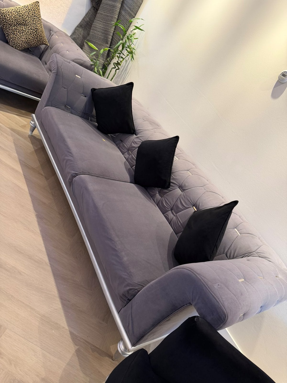 Luxe 3-zitsbank met fauteuil - Grijs fluweel, Driepersoons, 75 tot 100 cm, Ophalen of Verzenden, Zo goed als nieuw