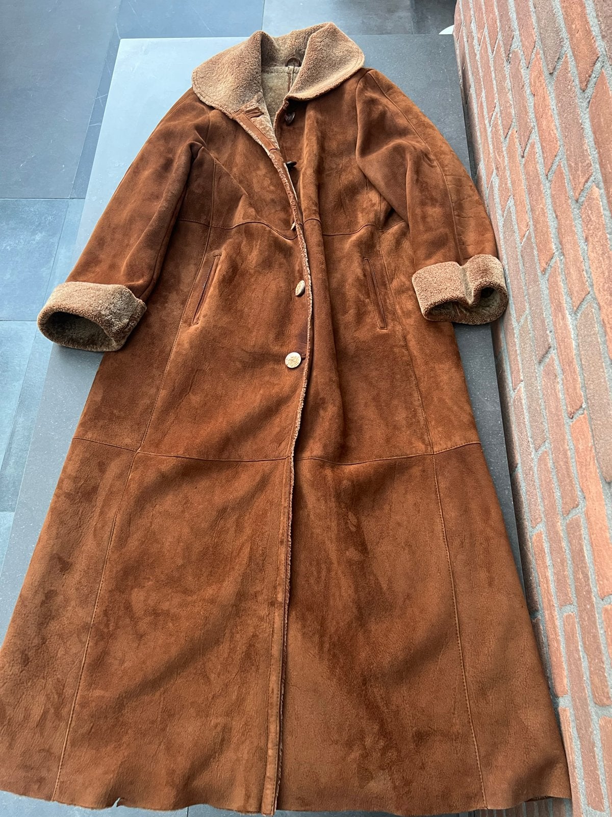 Lange bruine suède jas met schapenvacht voering, Kleding | Dames, Ophalen of Verzenden, Zo goed als nieuw, Maat 38/40 (M), Bruin