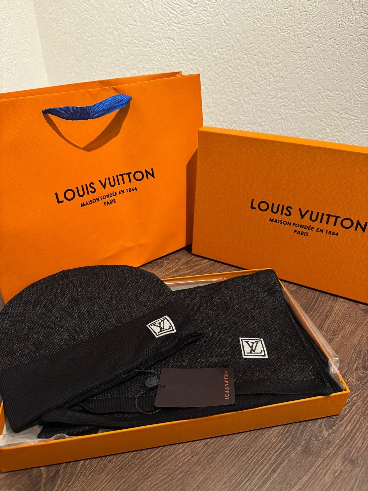 LV muts en sjaal set te koop!, Ophalen of Verzenden, Nieuw, Overige maten, Muts