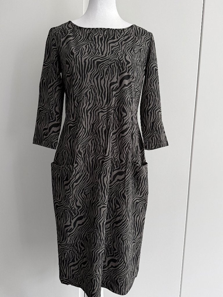 MOQ Nieuw jurkje, mt. M in donkerblauw/taupe dessin., Kleding | Dames, Maat 38/40 (M), Nieuw, Knielengte, MOQ