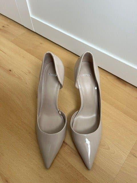 Lakleren Pumps - maat 38 MANGO, Pumps, Mango, Beige, Nieuw
