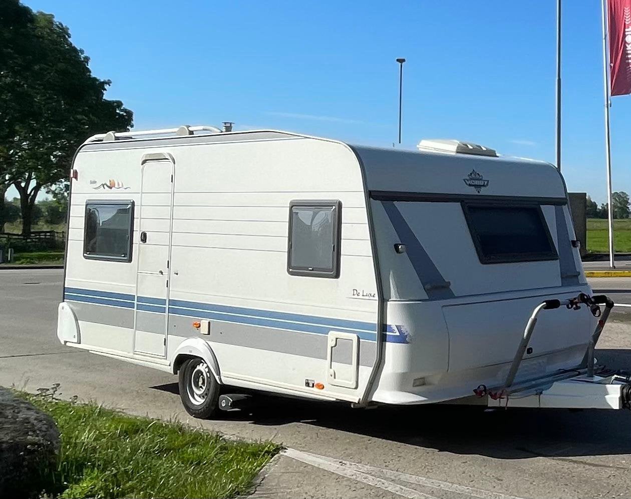 Hobby De Luxe Easy Caravan met fietsenrek en voortent, Caravans en Kamperen, Caravans, Vast bed, Rondzit, Hobby, 750 - 1000 kg