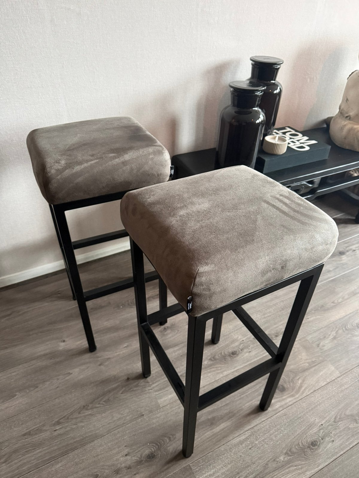 Set van 2 barkrukken - Grijs met zwart metalen frame, Ophalen, 60 tot 90 cm, Zo goed als nieuw, Metaal