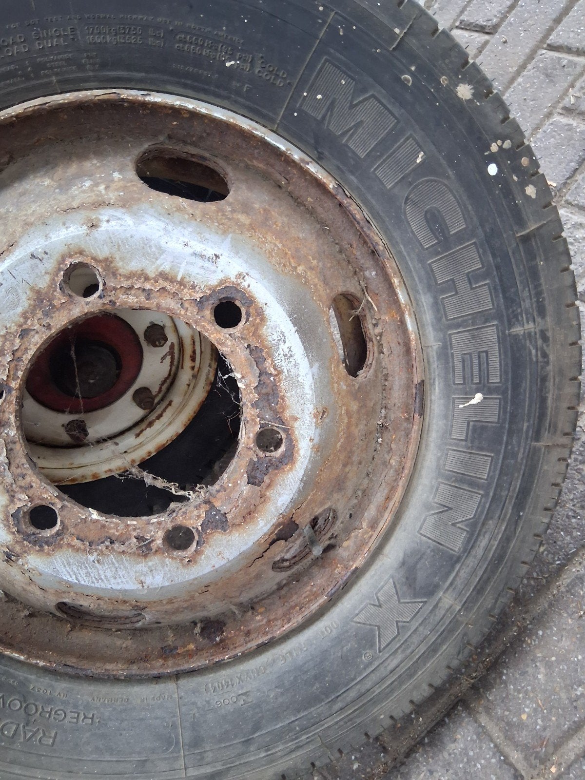 Wiel met Michelin band 215/75 R17.5, Ophalen, Nieuw