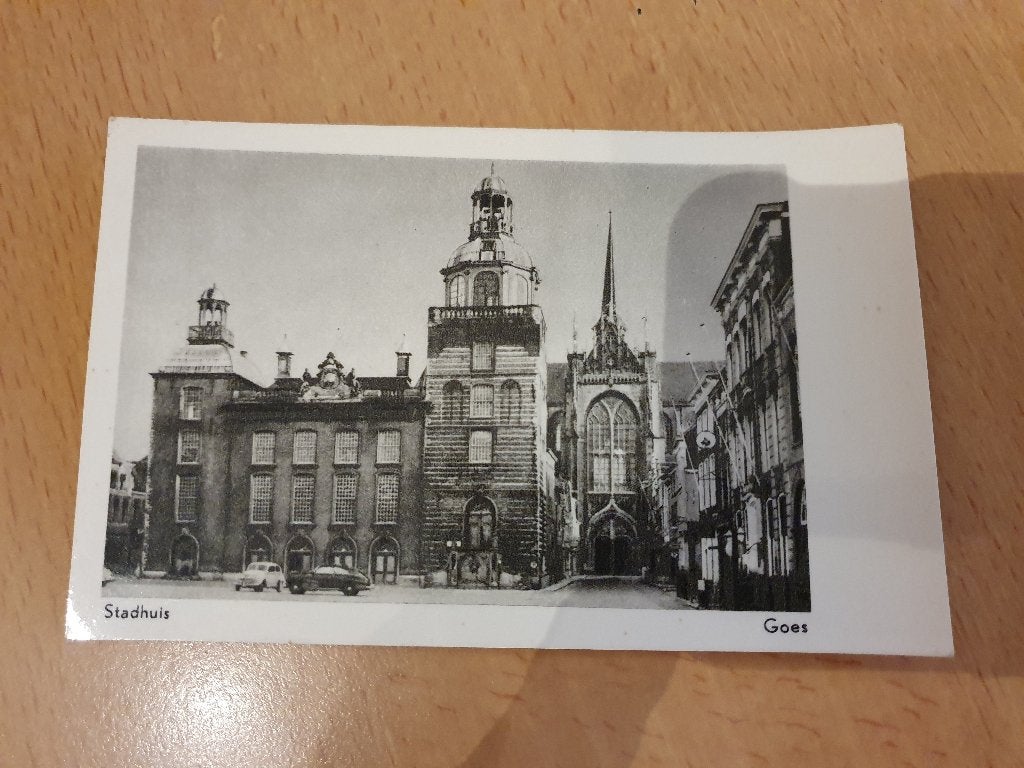 Ansichtkaart Goes Stadhuis (gelopen)., Verzenden, 1940 tot 1960, Gelopen, Zeeland