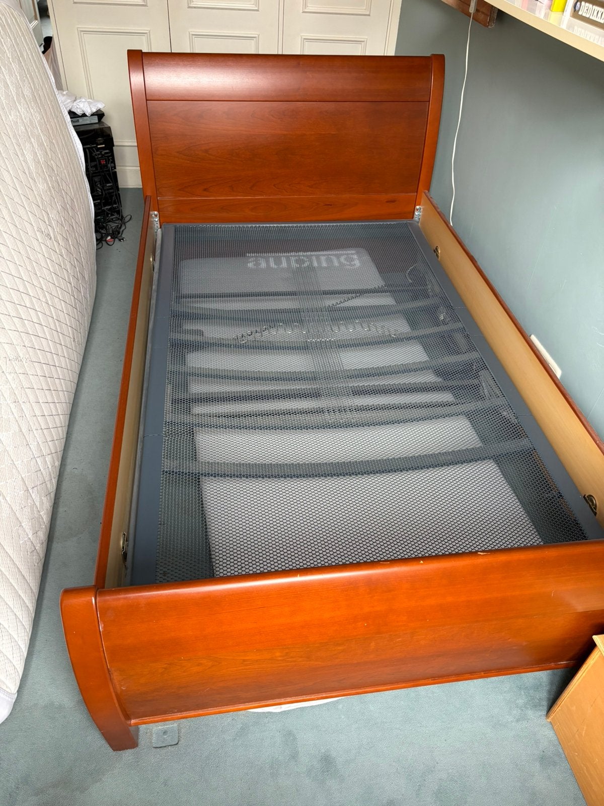 Foto 4 van Auping elektrisch verstelbaar bed 120x200  + 2 nachtkastjes