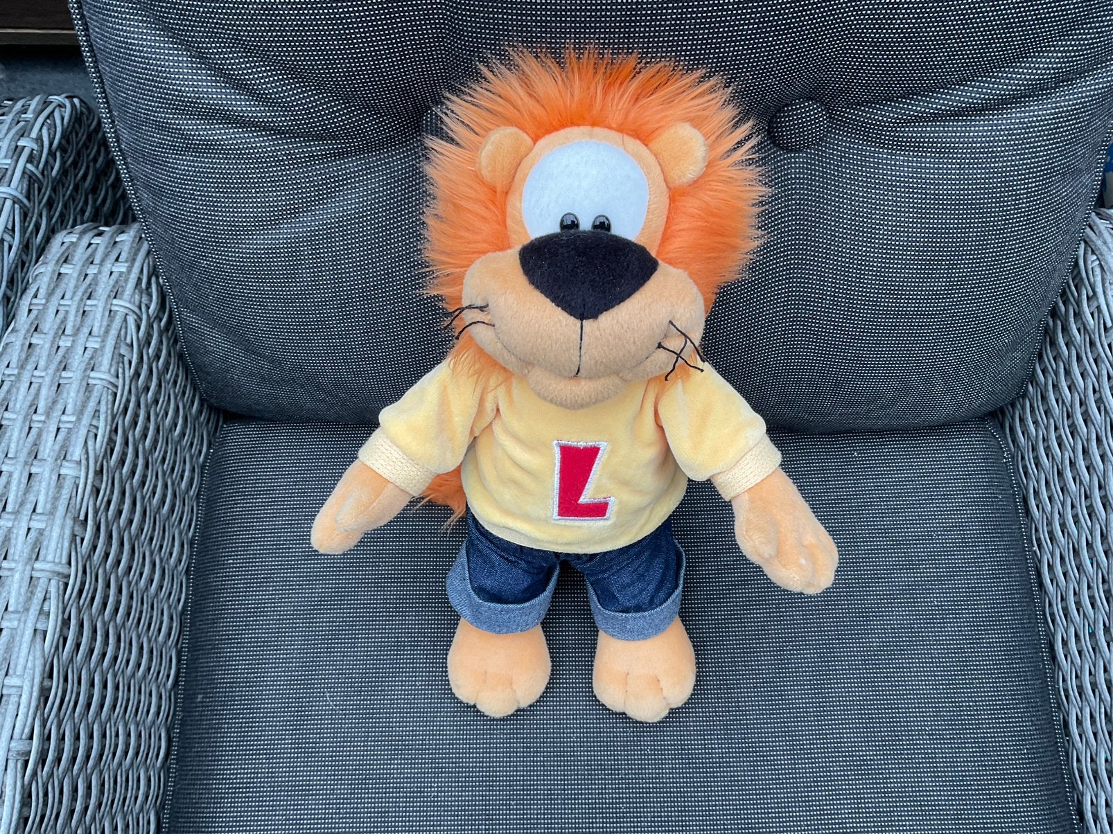 Nieuwe zgan Loeki de Leeuw knuffel spijkerbroek en trui, Ophalen, Overige figuren, Nieuw, Beeldje of Figuurtje