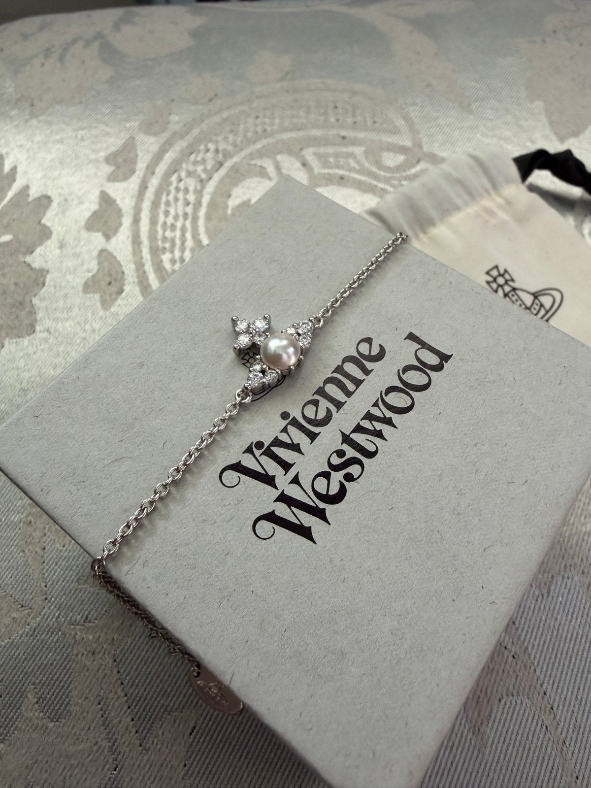 Vivienne Westwood armband met parel en strass, Overige materialen, Ophalen of Verzenden, Zo goed als nieuw, Met bedels of kralen