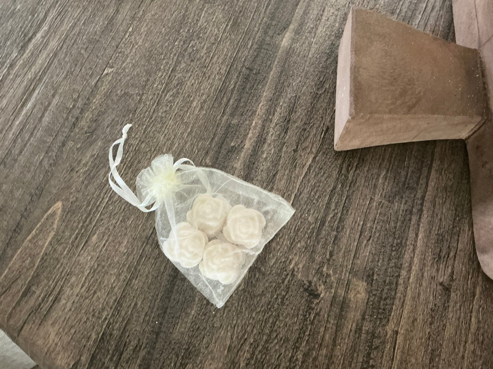 NIEUW orranza zakje met 4 amberblokjes roosjes, Ophalen of Verzenden, Nieuw