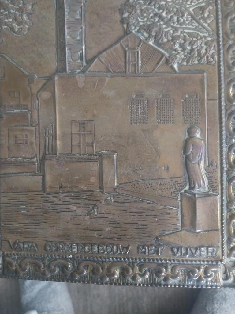 Koperen bordje VARA gebouw bij vijver, Antiek en Kunst, Antiek | Koper en Brons, Ophalen of Verzenden