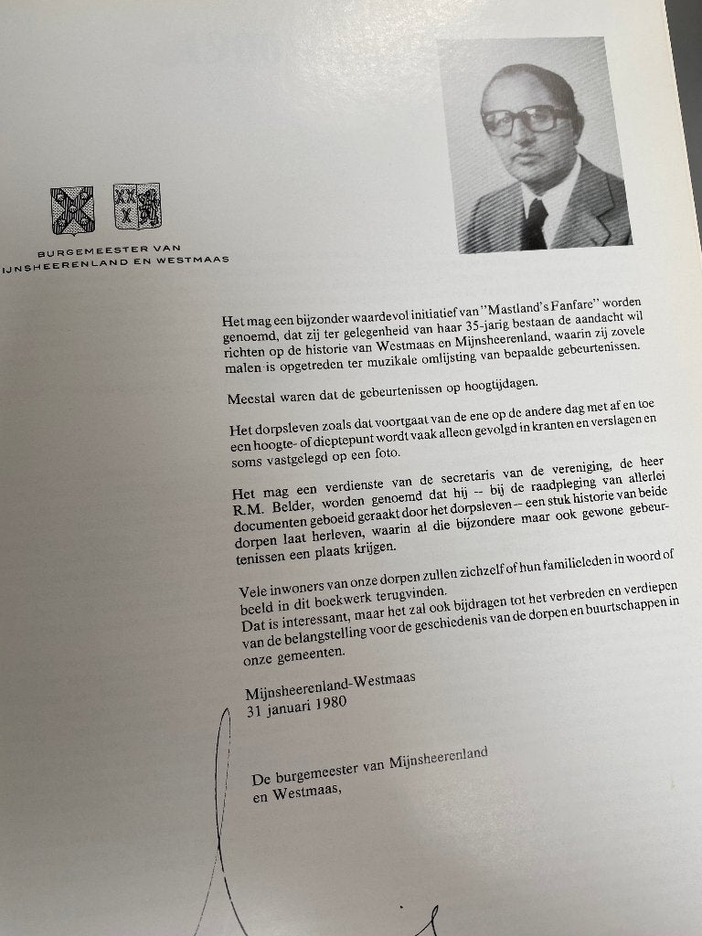 80 jaar  dorpsleven over Greup, Mijnsheerenland en Westmaas, Ophalen of Verzenden, 20e eeuw of later, Zo goed als nieuw