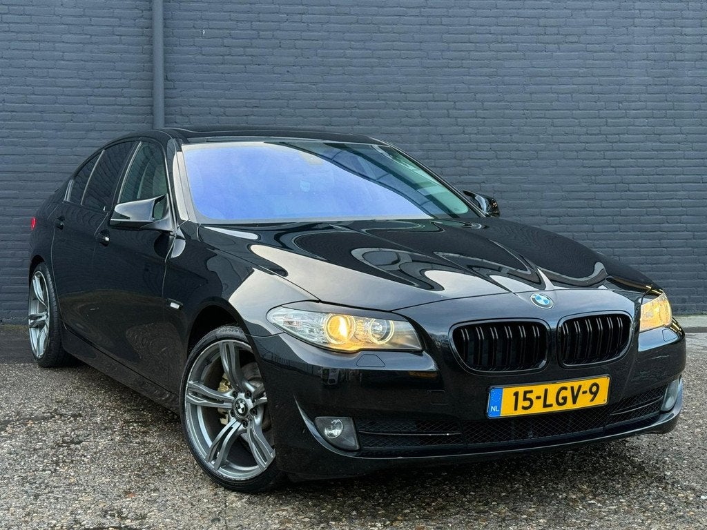 BMW 5-serie 523i AKRAPOVIC | PANO | LEDER | CAMERA | STOELVE, Euro 5, Achterwielaandrijving, Gebruikt, Beige
