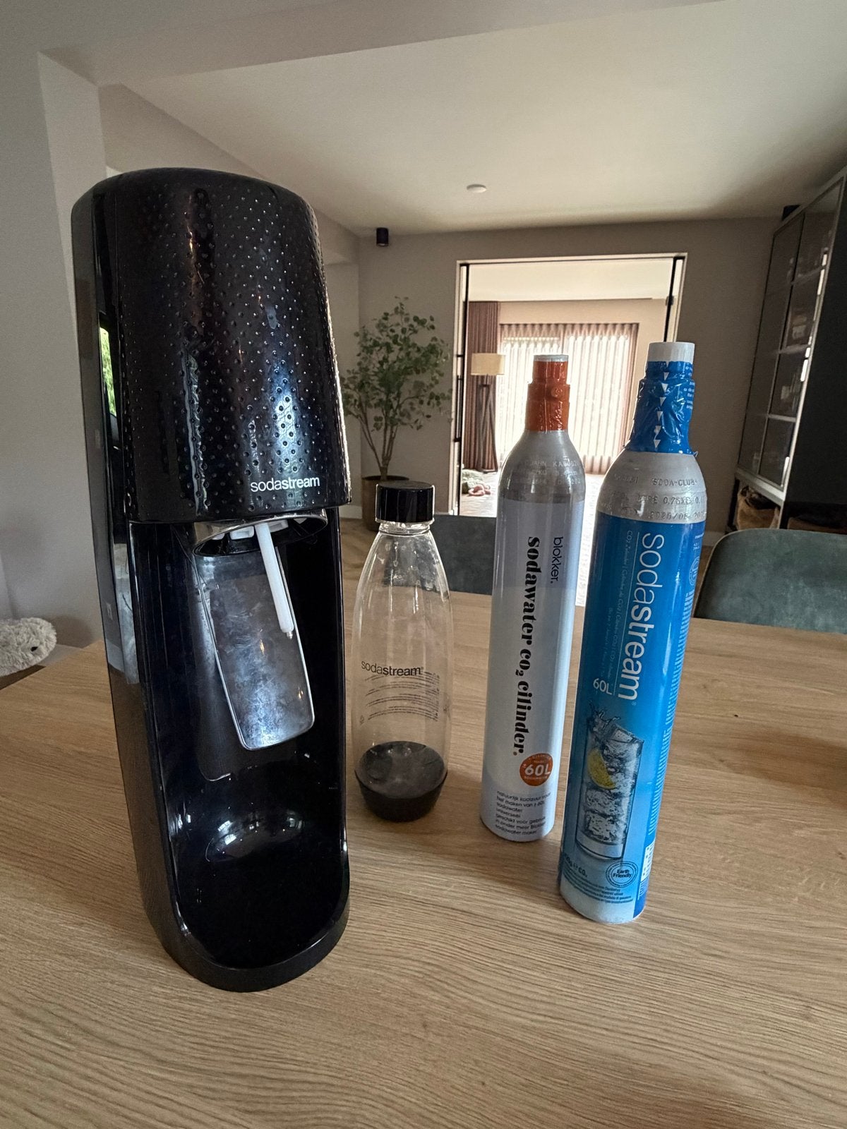 Sodastream met CO2 cilinders en fles, Ophalen of Verzenden, Gebruikt
