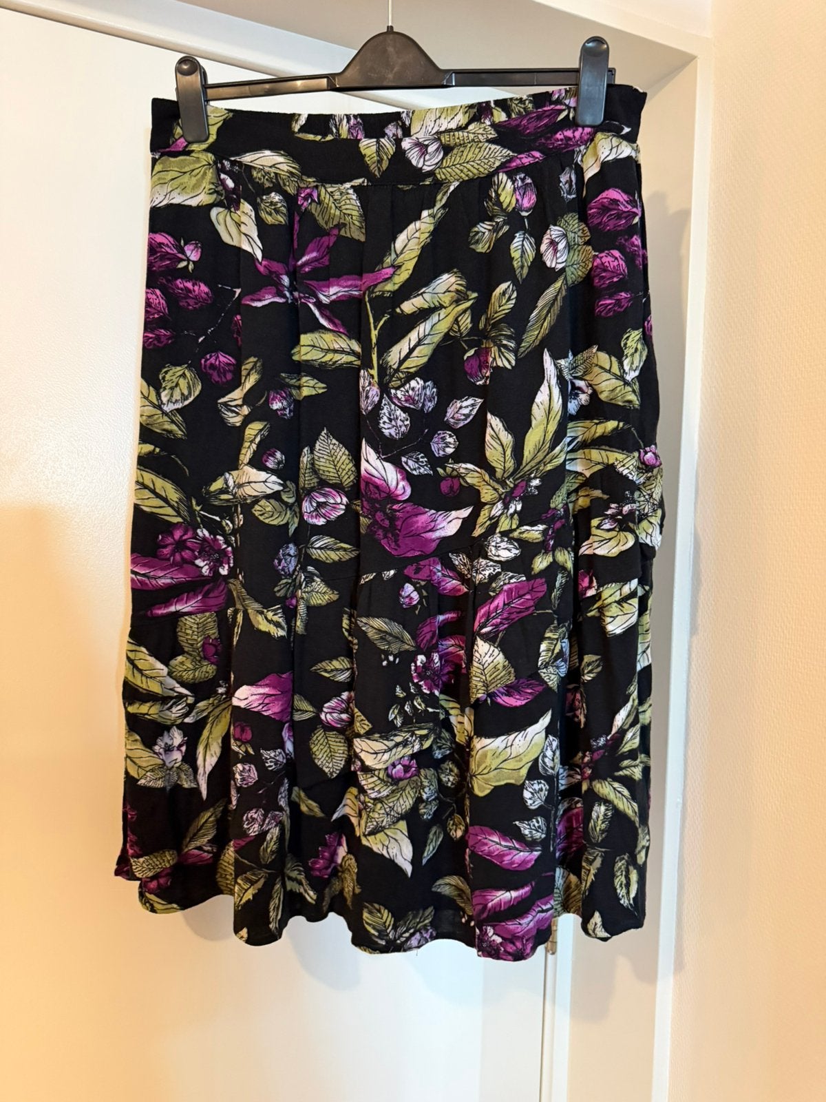 TEAB rok zwart met bloemen print maat XL, Verzenden, Gedragen, Zwart, Rok