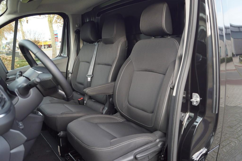Renault TRAFIC 2.0 dCi 130 T30 L2H1 Luxe Full Black/19inch/K, Auto's, Bestelauto's, Voorwielaandrijving, 4 cilinders, Renault