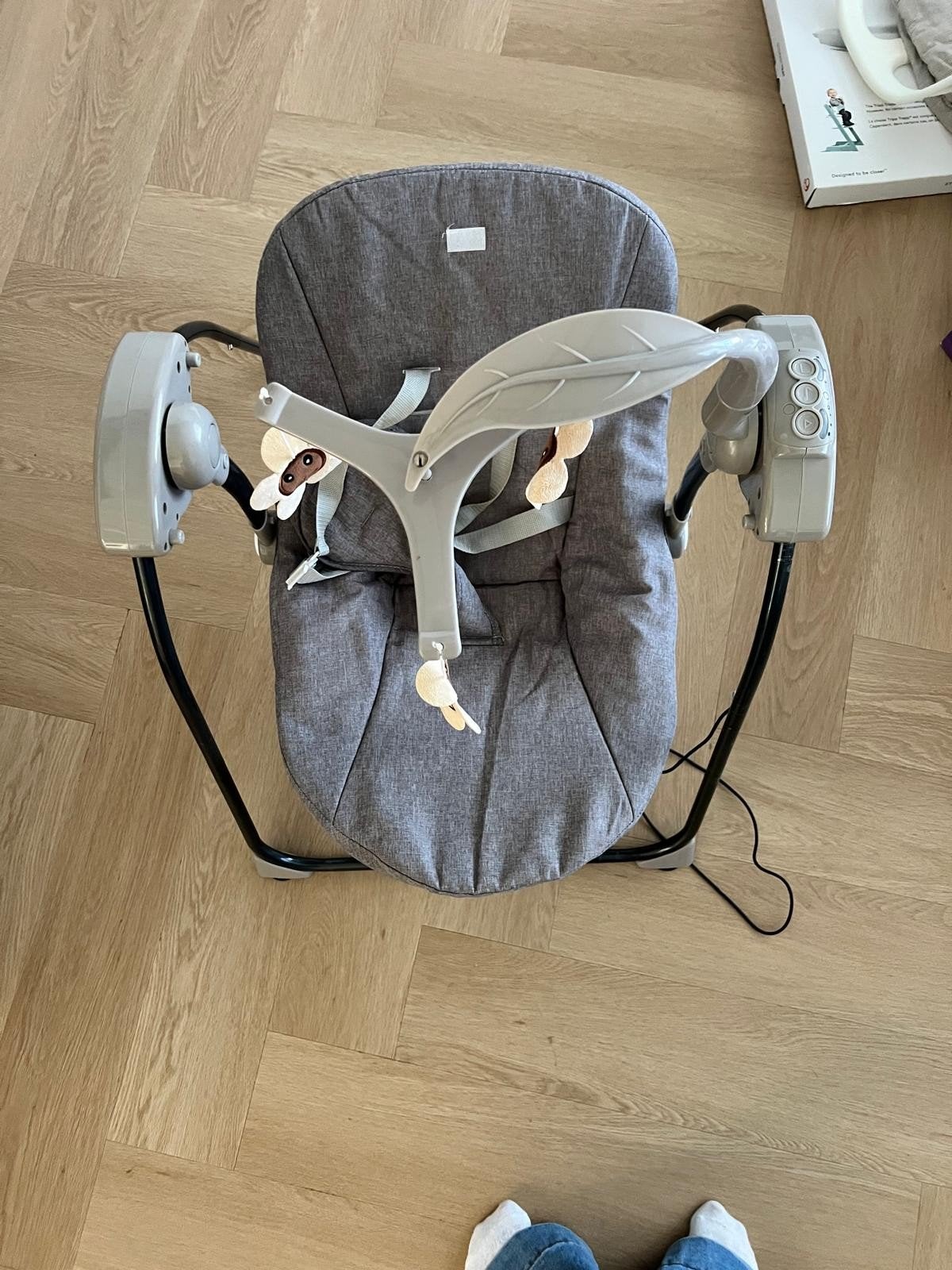 Comfortabele grijze wipstoel met muziek en trilfunctie, Kinderen en Baby's, Ophalen of Verzenden
