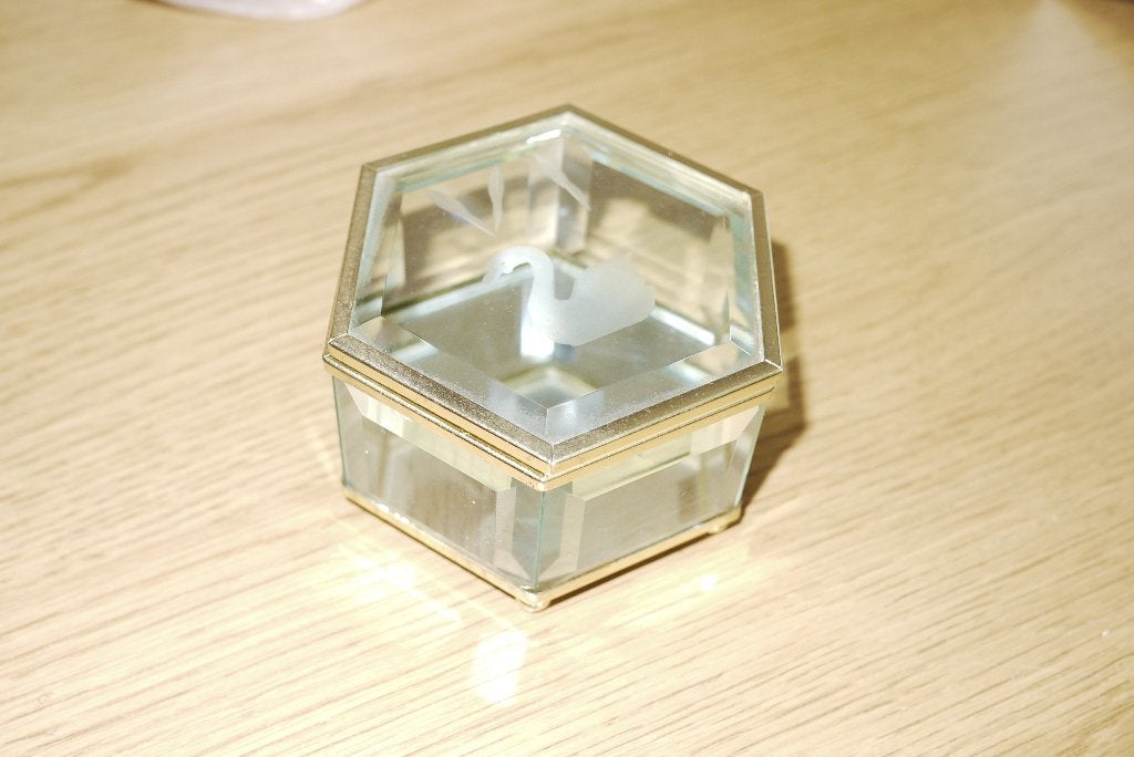 sieraden doosje met zwaan op bovenkant ds 10 cm 6 cm h., Ophalen of Verzenden, Overige materialen, Overige typen