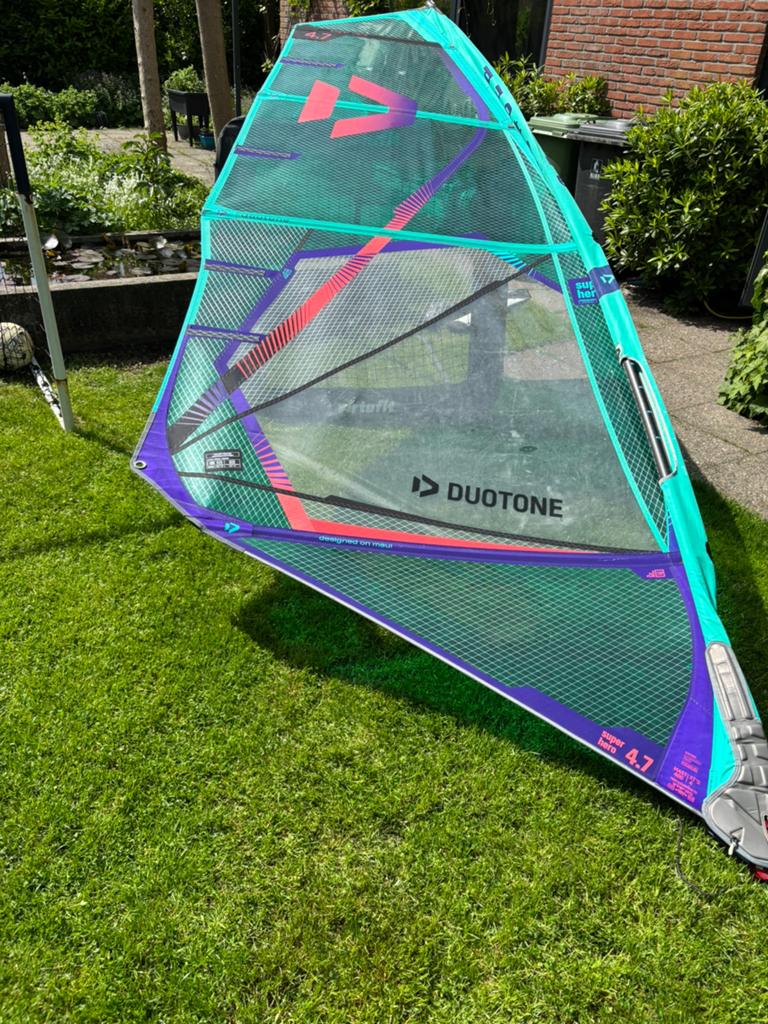 Duotone superhero 4.7, Watersport en Boten, Windsurfen, Zo goed als nieuw, Zeil, Duotone, Met draagtas, 3.5 tot 5 m², Ophalen