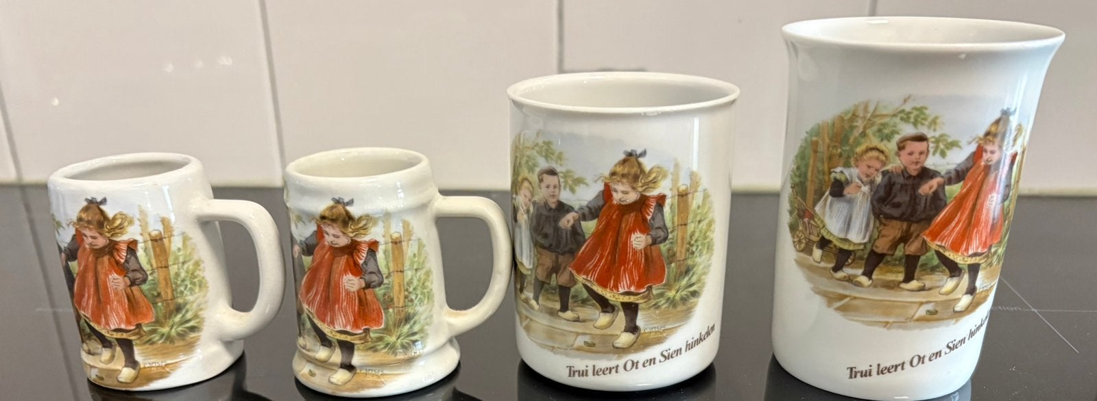 Set van 4 ot en sien bekertjes  met afbeeldingen, Ophalen of Verzenden, Zo goed als nieuw, Overige stijlen, Kop(pen) en/of Schotel(s)