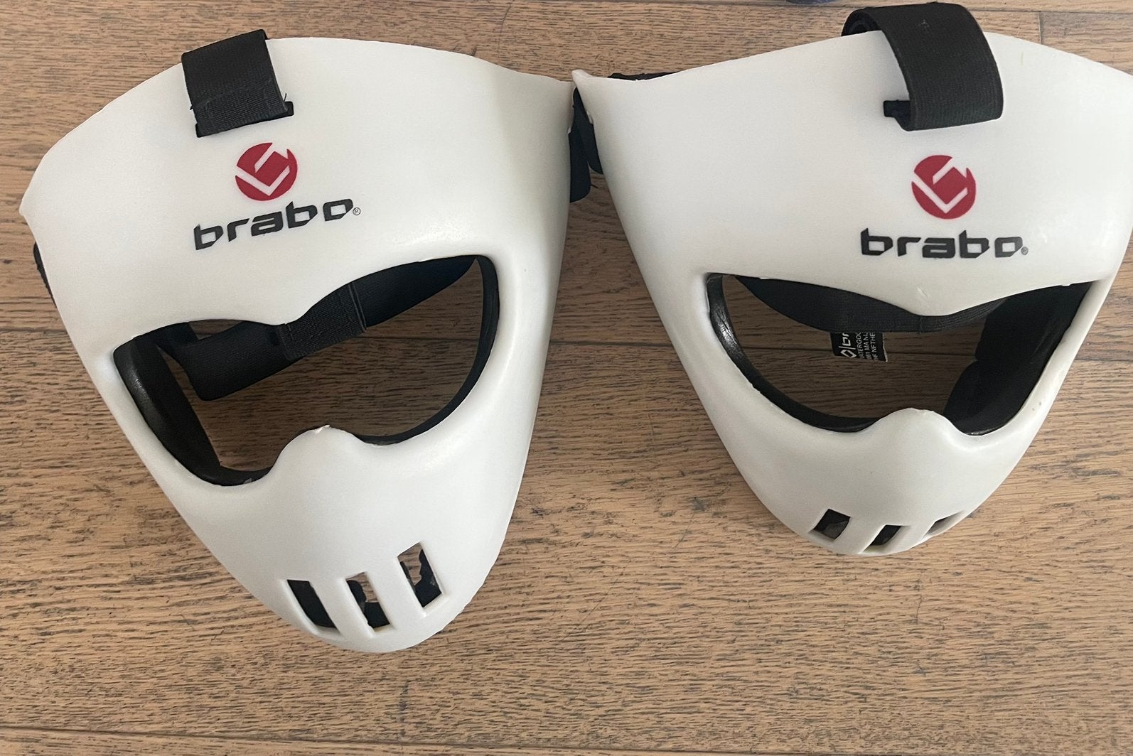 2 witte Brabo junior hockeymaskers zo goed als nieuw, Sport en Fitness, Hockey, Ophalen, Zo goed als nieuw, Overige typen