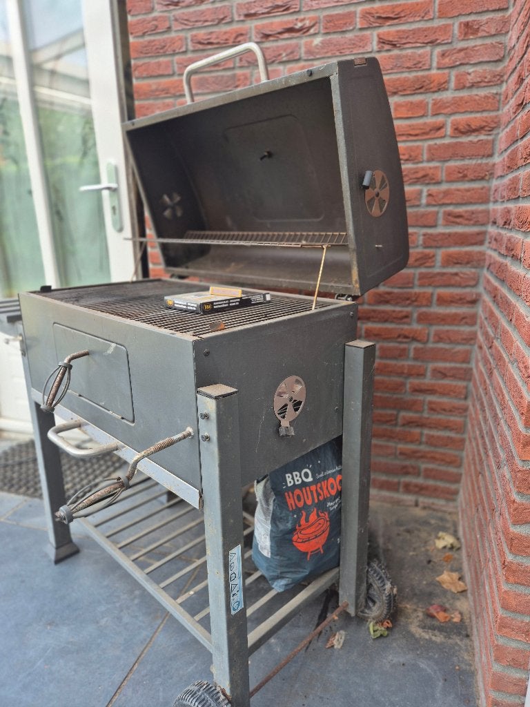 Houtskool BBQ met tangen, borden en zak houtskool, Ophalen, Gebruikt, Onbekend, Met accessoires